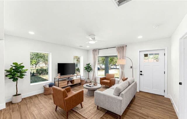 3-bedroom rental at 1312 C St in Floresville, TX — photo 2