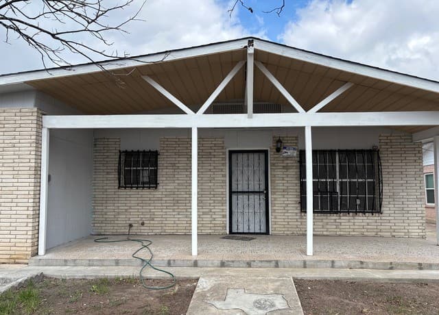 4-bedroom rental at 513 Fitch in San Antonio, TX — photo 1