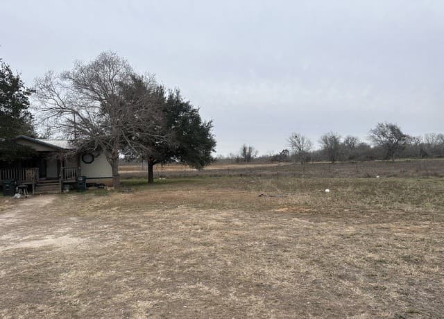 4-bedroom rental at 105 East St in Stockdale, TX — photo 3