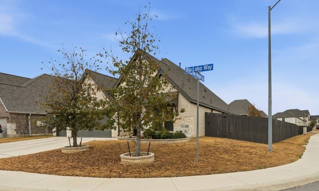 4-bedroom rental at 14107 Rio Lobo in San Antonio, TX — photo 4
