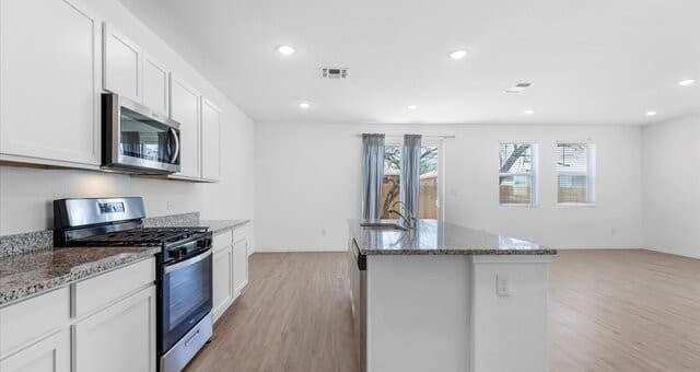 4-bedroom rental at 5518 Fossil Way in San Antonio, TX — photo 5