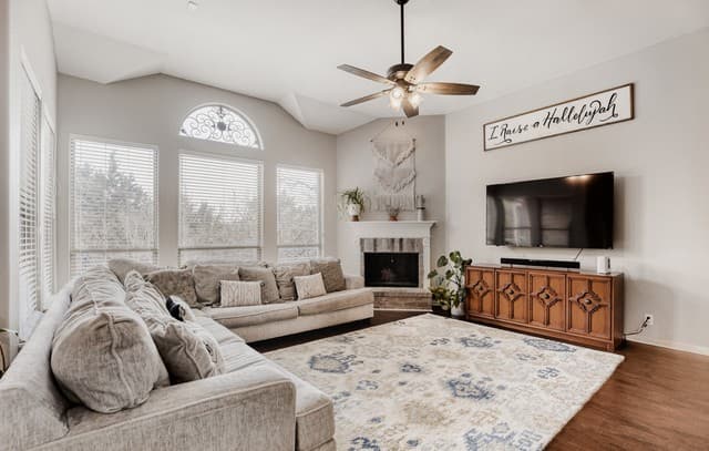 5-bedroom rental at 8330 Magdalena Run in Helotes, TX — photo 4