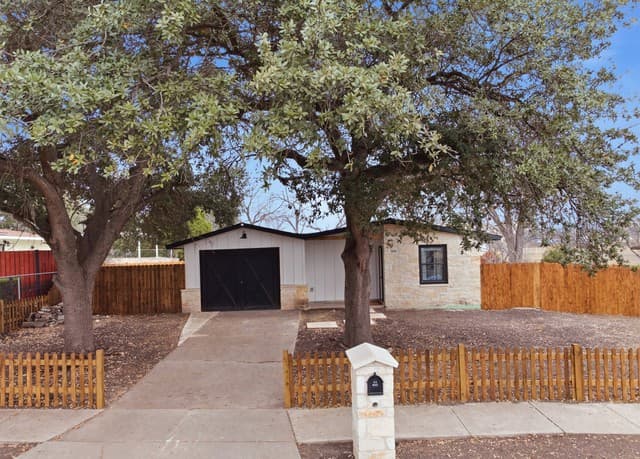 3-bedroom rental at 2050 Springvale in San Antonio, TX — photo 4