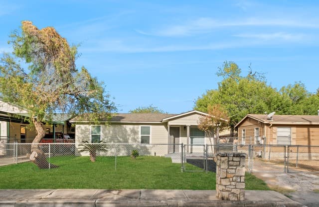 3-bedroom rental at 311 S San Joaquin in San Antonio, TX — photo 2