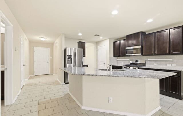 5-bedroom rental at 14022 Tyler Point in San Antonio, TX — photo 5