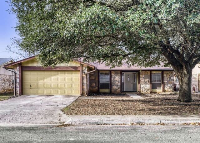 3-bedroom rental at 9714 Bay View Dr in San Antonio, TX — photo 1