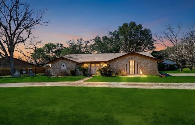 3-bedroom rental at 1407 Hospital Blvd in Floresville, TX — photo 1