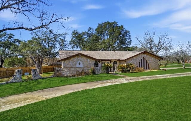 3-bedroom rental at 1407 Hospital Blvd in Floresville, TX — photo 2