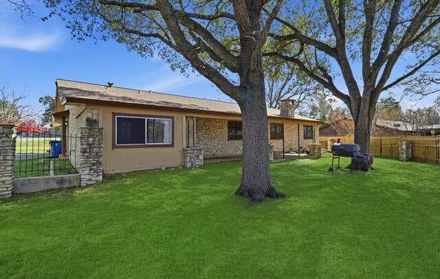 3-bedroom rental at 1407 Hospital Blvd in Floresville, TX — photo 3