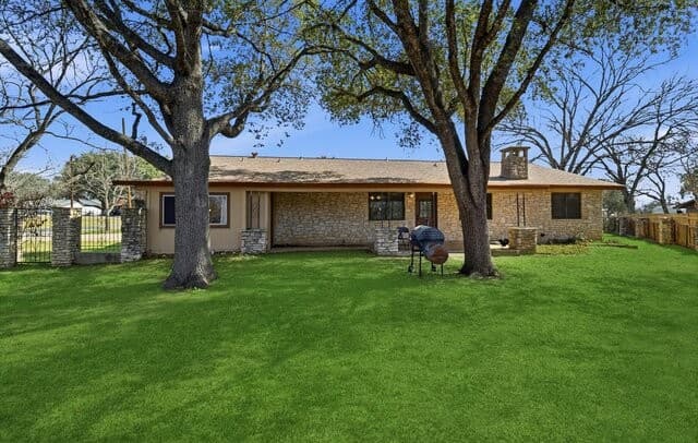 3-bedroom rental at 1407 Hospital Blvd in Floresville, TX — photo 4