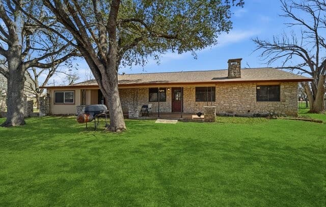 3-bedroom rental at 1407 Hospital Blvd in Floresville, TX — photo 5