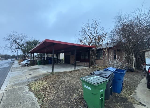 4-bedroom rental at 2223 Hays in San Antonio, TX — photo 2