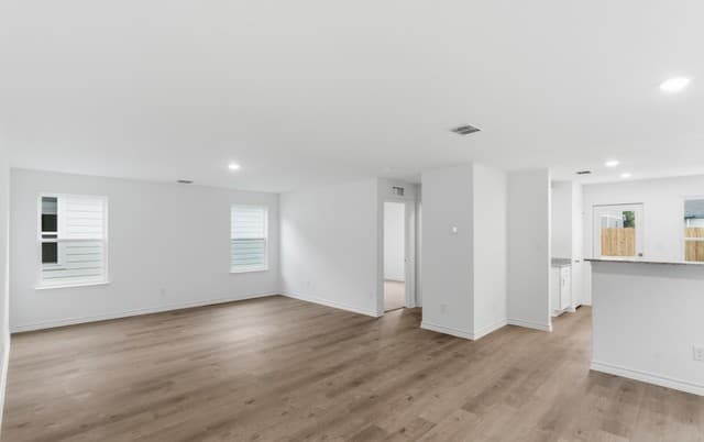 4-bedroom rental at 438 White Heron Way in Marion, TX — photo 5