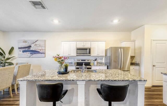 4-bedroom rental at 5247 Hickory Pl in San Antonio, TX — photo 4