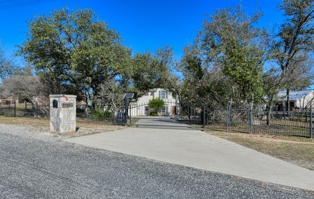3-bedroom rental at 25802 Whata Vw in San Antonio, TX — photo 2