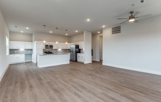 4-bedroom rental at 330 E Carson Unit 2302 in San Antonio, TX — photo 2