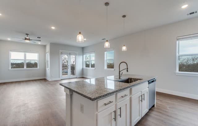4-bedroom rental at 330 E Carson Unit 2302 in San Antonio, TX — photo 3