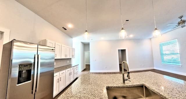 2-bedroom rental at 330 E Carson Unit 1202 in San Antonio, TX — photo 2