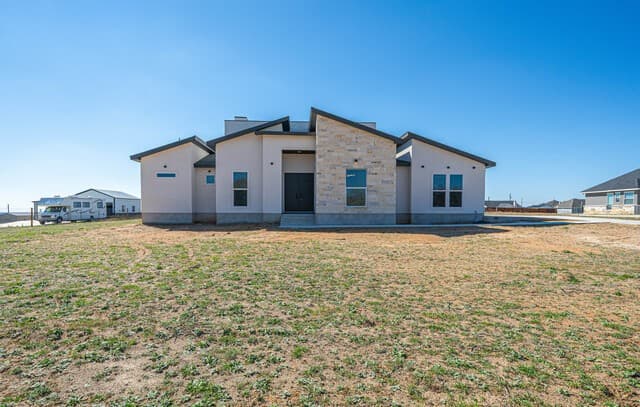 4-bedroom rental at 999 County Road 319 in La Vernia, TX — photo 2
