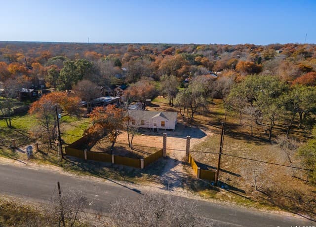 3-bedroom rental at 23307 Hickory Shadow in Elmendorf, TX — photo 3