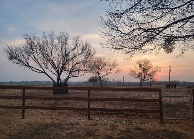 3-bedroom rental at 1170 Atascosa County Road 101 in Floresville, TX — photo 1