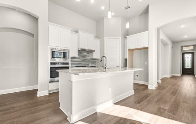 4-bedroom rental at 176 Burning Star in Castroville, TX — photo 3