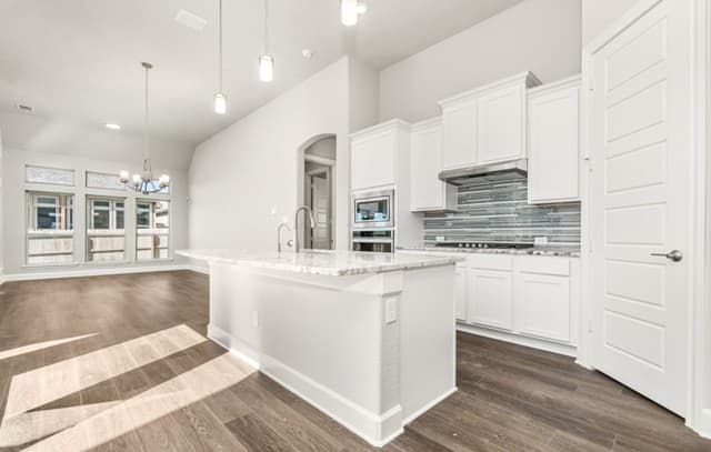 4-bedroom rental at 176 Burning Star in Castroville, TX — photo 5