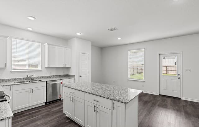 4-bedroom rental at 11909 Remuda Canyon in San Antonio, TX — photo 5