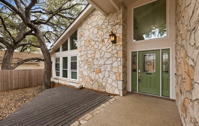 4-bedroom rental at 14131 Kings Mdws in San Antonio, TX — photo 4