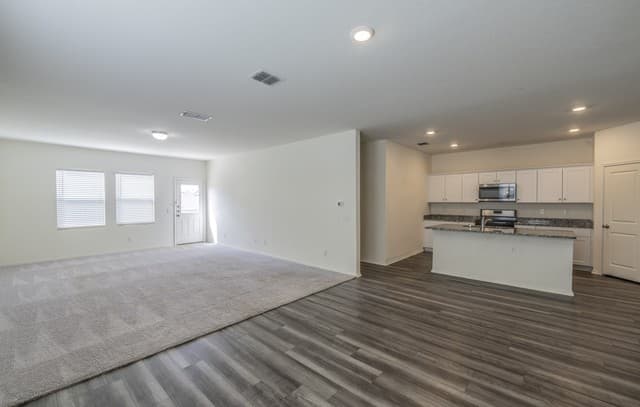 5-bedroom rental at 5203 Winding Stream in St Hedwig, TX — photo 3