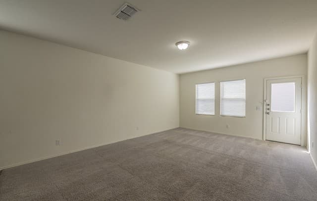 5-bedroom rental at 5203 Winding Stream in St Hedwig, TX — photo 4