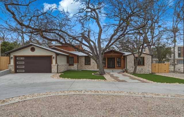 4-bedroom rental at 227 E Sunset Rd in San Antonio, TX — photo 2