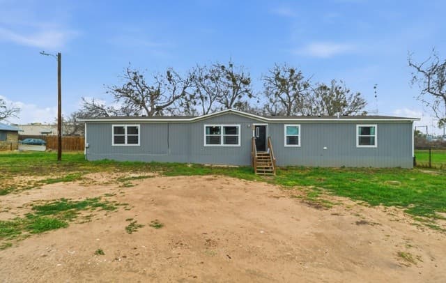 5-bedroom rental at 934 7th in Floresville, TX — photo 1