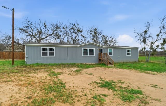 5-bedroom rental at 934 7th in Floresville, TX — photo 2