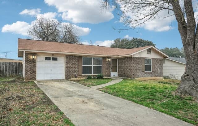 3-bedroom rental at 318 Balboa Drive in Universal City, TX — photo 3