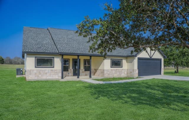 4-bedroom rental at 185 E Medium Meadow in Lytle, TX — photo 3