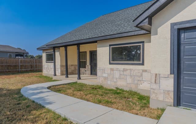 4-bedroom rental at 185 E Medium Meadow in Lytle, TX — photo 4