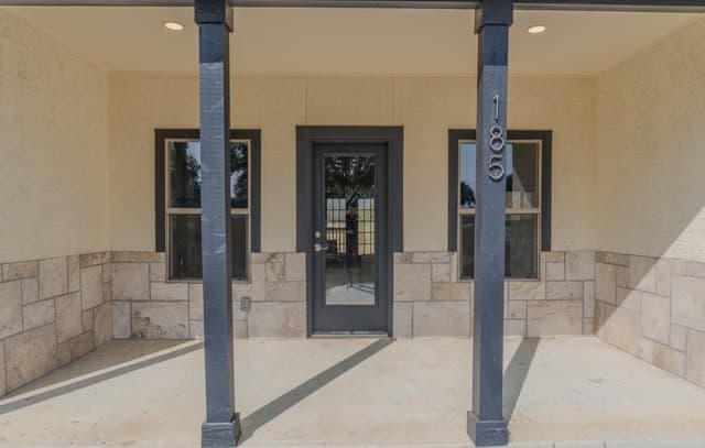 4-bedroom rental at 185 E Medium Meadow in Lytle, TX — photo 5