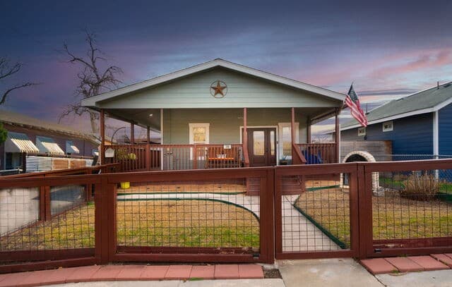 3-bedroom rental at 318 Pruitt Ave in San Antonio, TX — photo 1