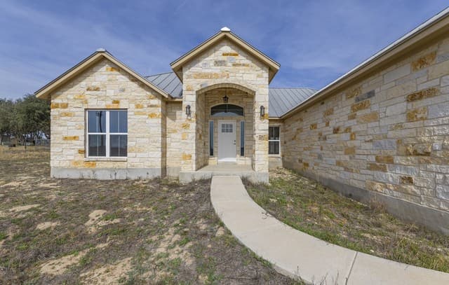 4-bedroom rental at 200 Lakeview Cir in La Vernia, TX — photo 2