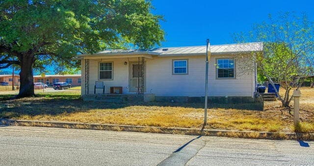 2-bedroom rental at 910 Plum St in Floresville, TX — photo 4