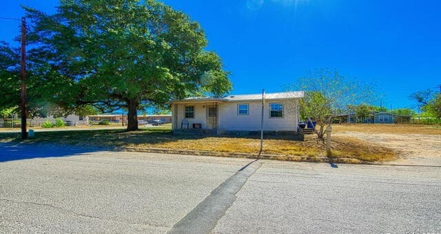 2-bedroom rental at 910 Plum St in Floresville, TX — photo 5
