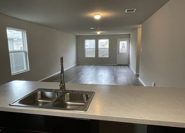 4-bedroom rental at 8507 Amistad Cove in San Antonio, TX — photo 5