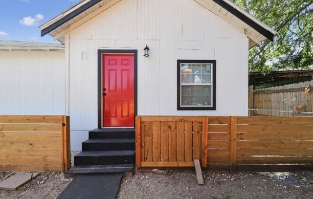 2-bedroom rental at 427 Floyd in San Antonio, TX — photo 3
