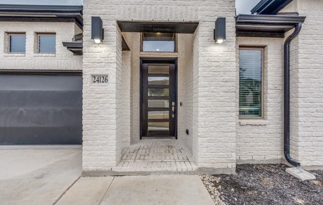 4-bedroom rental at 24126 Sidehill Lie in San Antonio, TX — photo 4