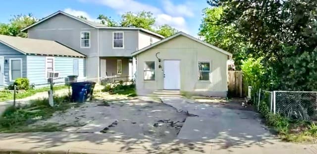 2-bedroom rental at 121 W Mitchell in San Antonio, TX — photo 2