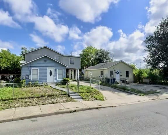 2-bedroom rental at 121 W Mitchell in San Antonio, TX — photo 3