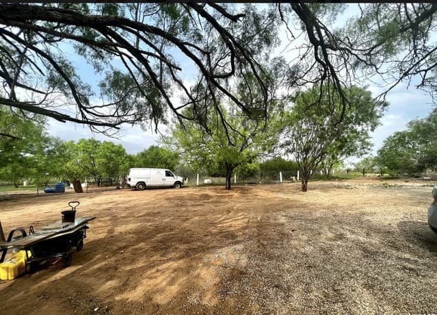 rental at 140 Cr 2666 in Moore, TX — photo 2