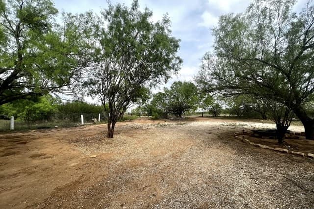 rental at 140 Cr 2666 in Moore, TX — photo 3