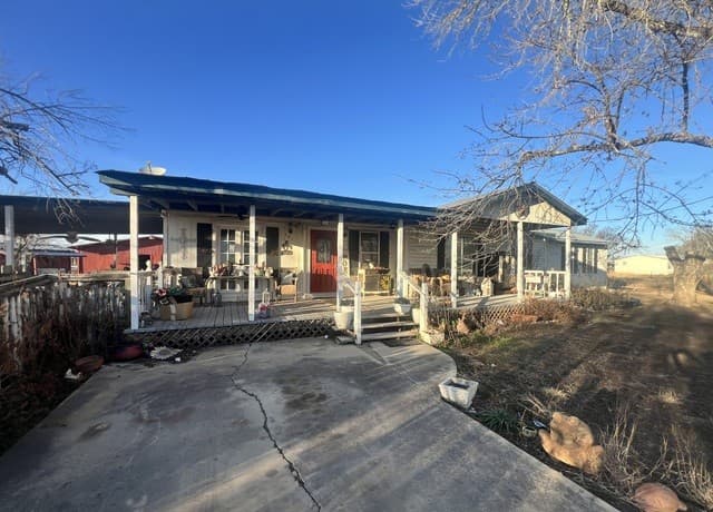 3-bedroom rental at 521 Cr 7713 #1 in Devine, TX — photo 1